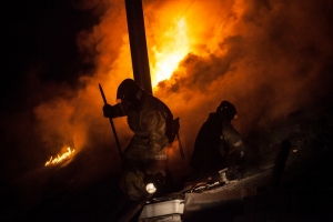 Из горящего дома на улице Столетова пожарные спасли шесть человек