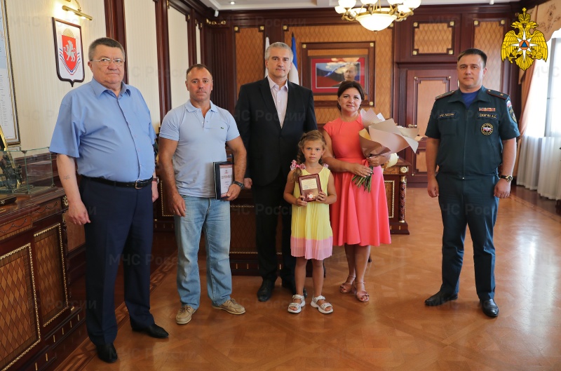 Спасшую 5-летнего ребенка из бассейна девочку наградили в Крыму