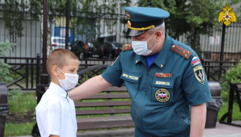 В Кузбассе МЧС России вручен велосипед 10-летнему герою