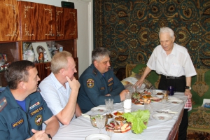 В Новосибирске ветеран отметил 95-летний юбилей в кругу спасателей (фото)