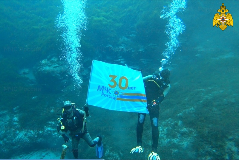 Водолазы МЧС России отмечают 30-летие ведомства и 75-летие победы в Великой Отечественной войне погружениями (видео)