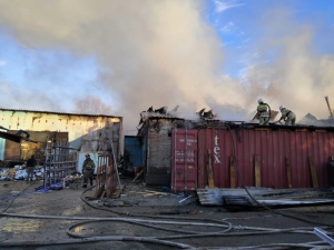 При помощи катера и стволов повышенной мощности в Новосибирске пожарные ликвидировали крупное возгорание на складе (фото)