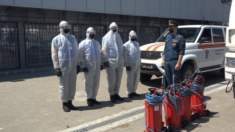 Сотрудники МЧС проводят дезинфекцию социально-значимых объектов в регионах