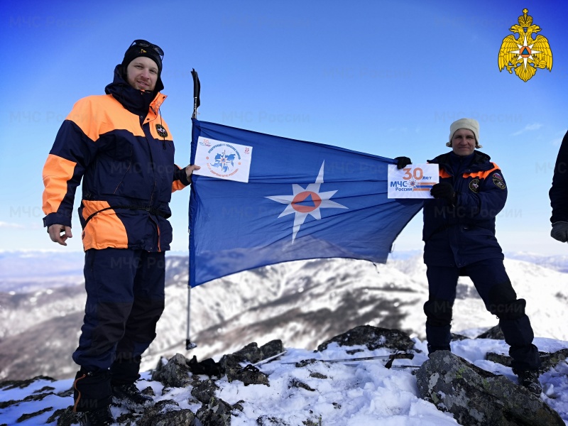 Хабаровские спасатели развернули флаг МЧС России на вершине горы Элеор