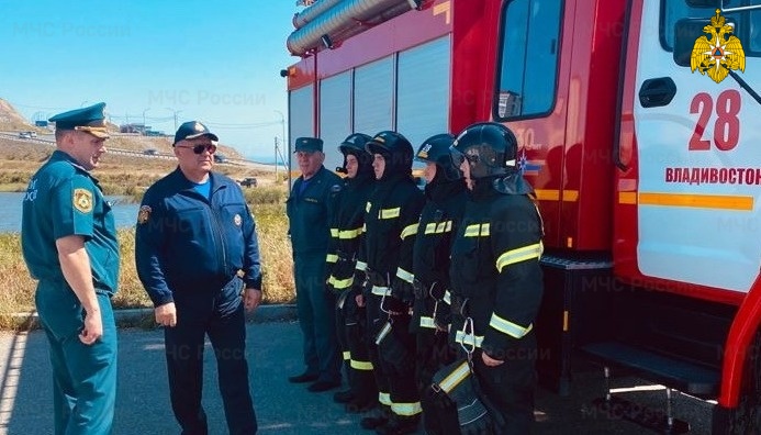 Заместитель главы МЧС России Виктор Яцуценко проверил готовность спасателей к обеспечению безопасности VI Восточного экономического форума