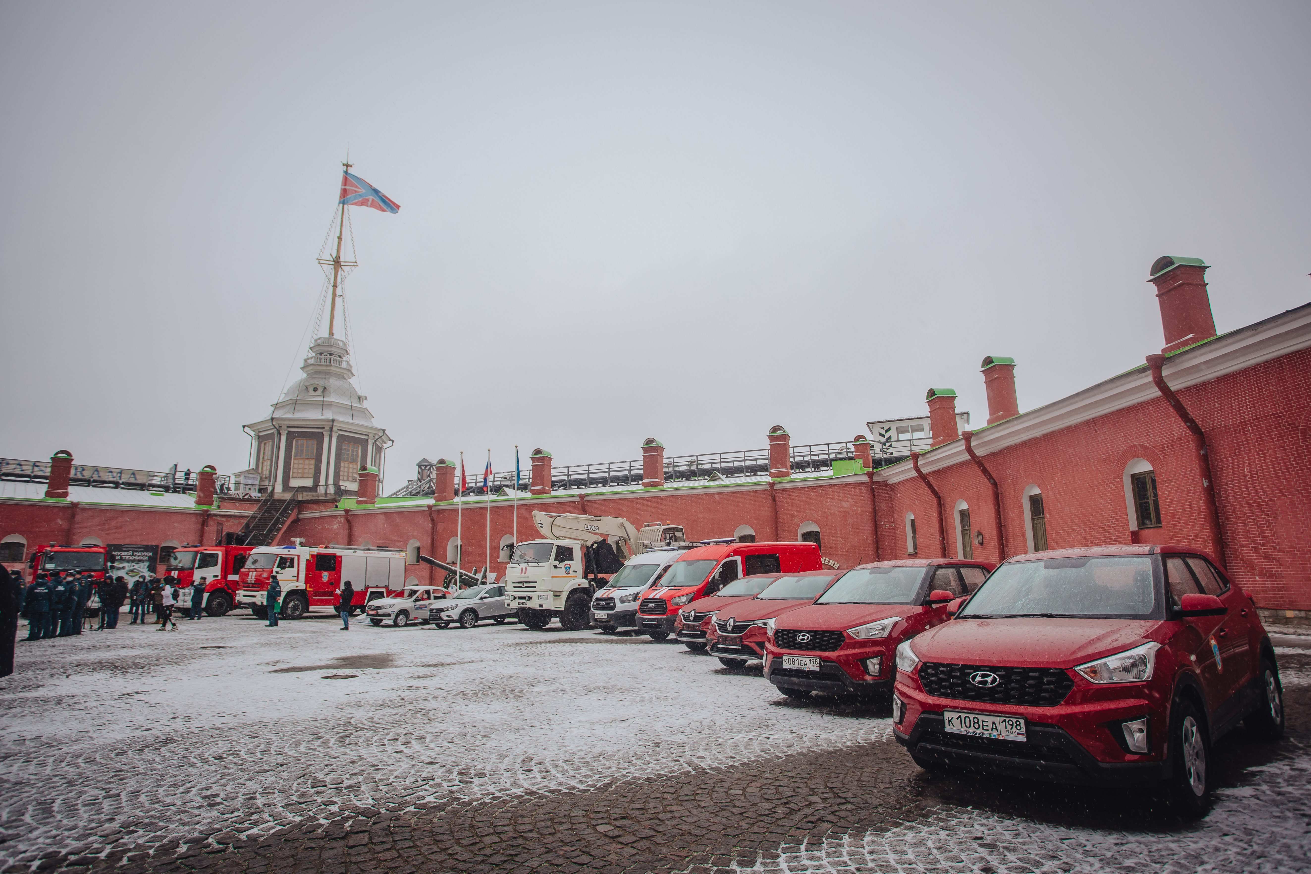 В Санкт-Петербурге прошел смотр сил и средств, призванных обеспечить безопасность горожан в зимний период