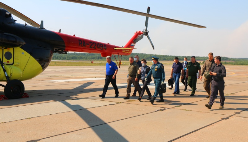 Главы МЧС России, Минприроды и губернатор ХМАО облетели территории, охваченные природными пожарами