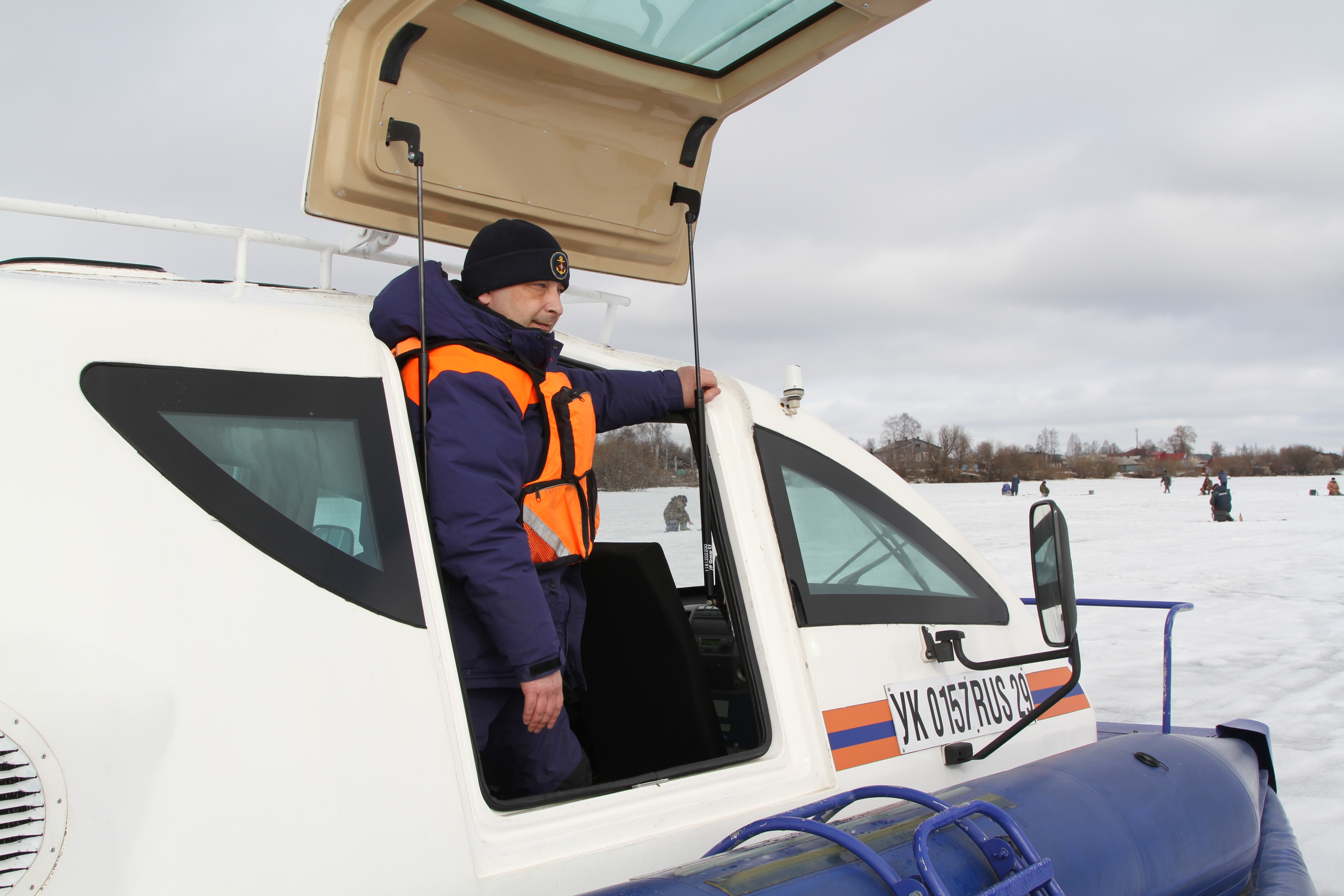 Сотрудники ГИМС МЧС России обеспечивают безопасность людей в местах массового выхода на лед