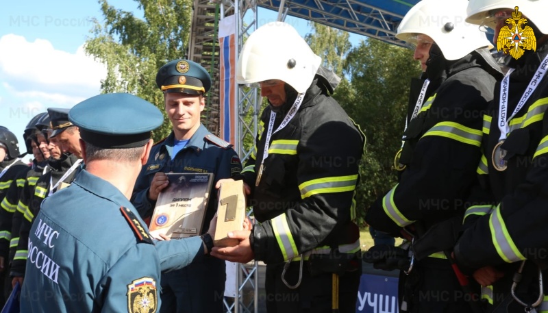 В Санкт-Петербурге прошли первые всероссийские соревнования на звание лучшего звена газодымозащитной службы МЧС России (видео)