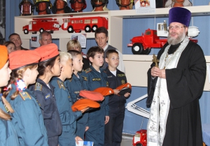 Полторы тысячи иконок, оберегающих от пожаров, подарили верующим в Новосибирской области (фото)