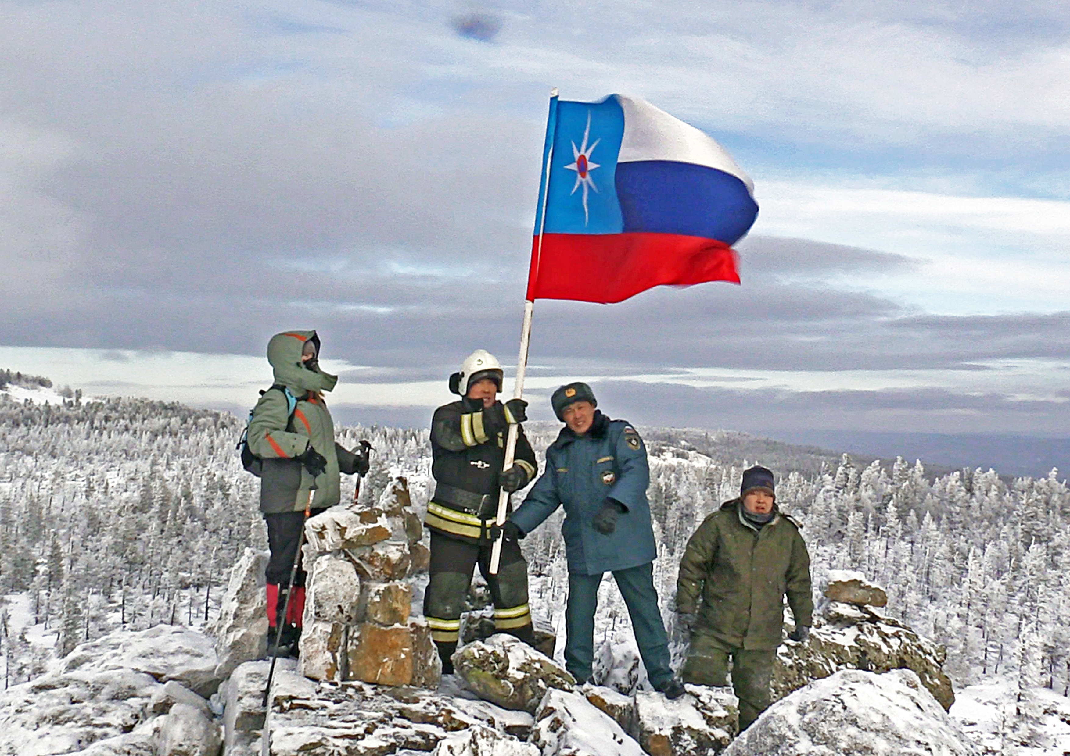 Флаг МЧС России установили в горах Забайкалья в честь 30-летия Министерства