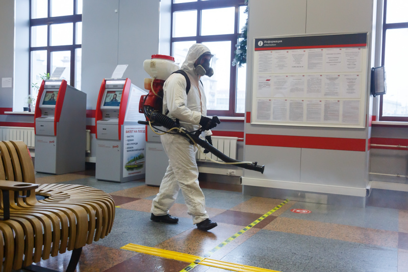 Сотрудники МЧС провели дезинфекцию трех вокзалов города Москвы