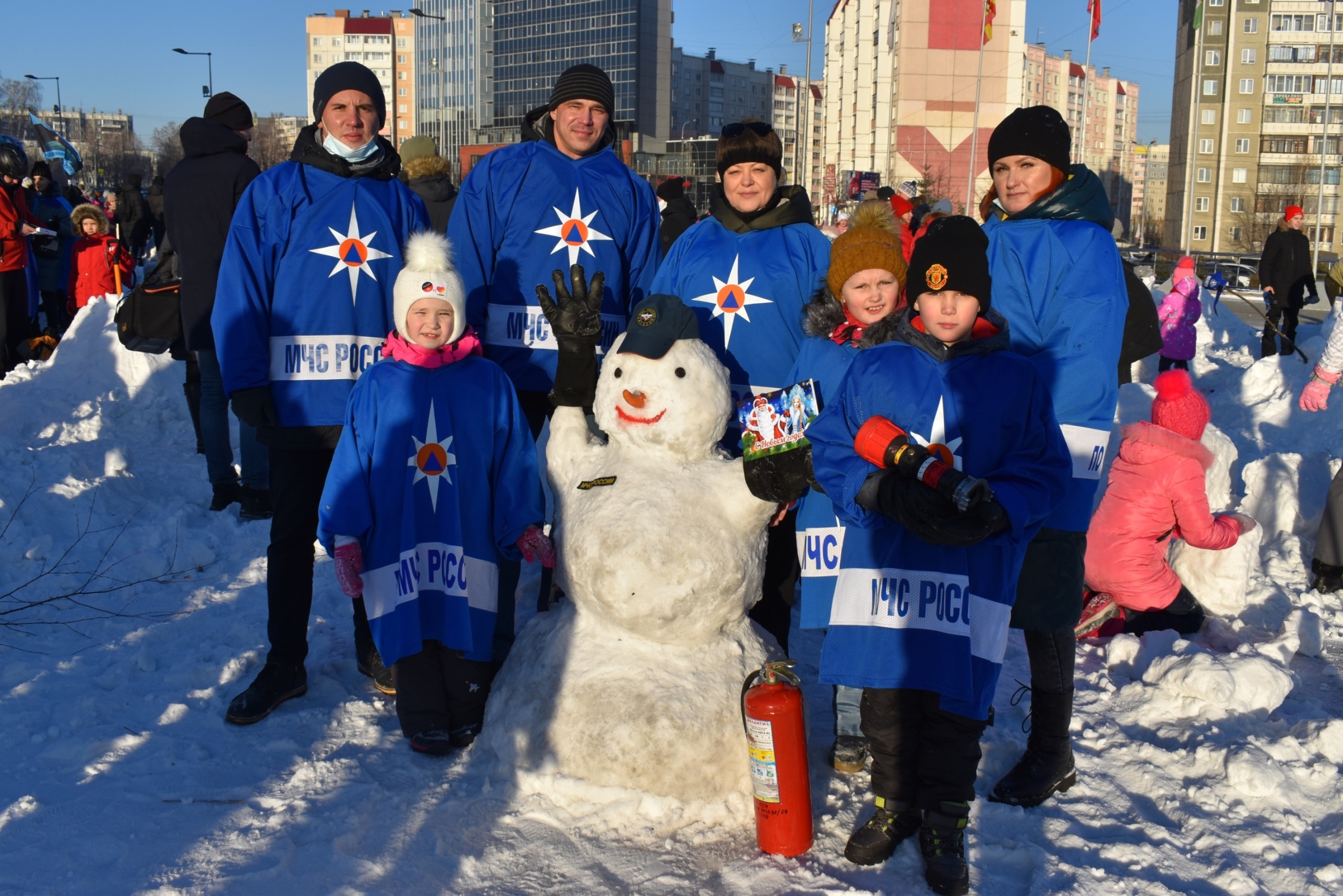Сотрудники МЧС России приняли участие в акции «Снеговики-добряки»