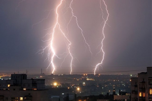 Гром и молния: как обезопасить себя во время грозы