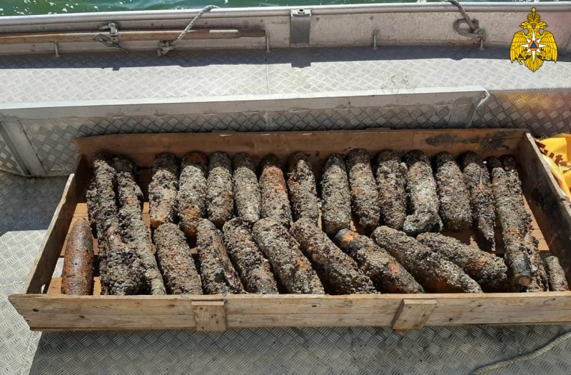 Сводный отряд МЧС России ведет подъем боеприпасов с затонувшей в Балтийском море немецкой баржи