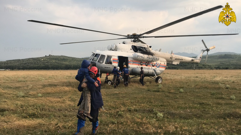 Спасатели Кабардино-Балкарии оказали помощь туристической группе на леднике Башиль