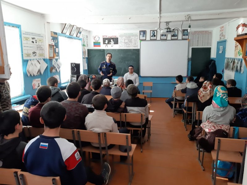 Сотрудники МЧС обучают школьников республики правилам пользования пиротехникой
