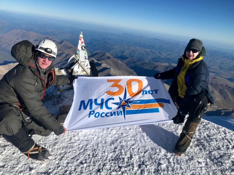 Сотрудники МЧС России подняли флаг 30-летия на Эльбрус