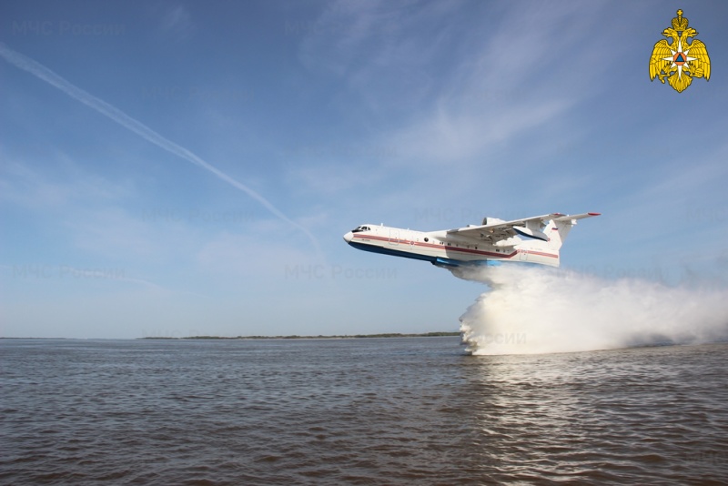 Хабаровский авиационно-спасательный центр МЧС России провел тренировку по тушению пожаров (видео)