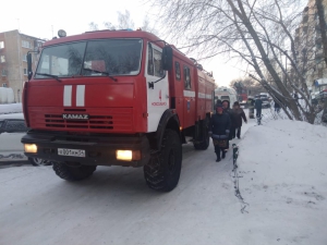 Пожарные спасли одного и эвакуировали около 30 жильцов многоэтажки в Новосибирске