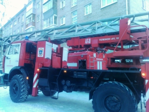 Дознаватели устанавливают причину пожара, из-за которого дети выпрыгнули из окна