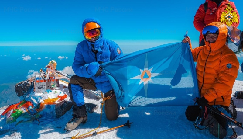 Восхождение на Эльбрус в честь 30-летия МЧС России