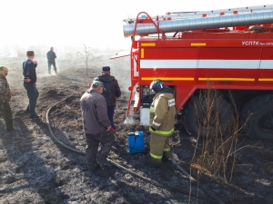 Новосибирские пожарные спасают поселок Тихомировский от огня 