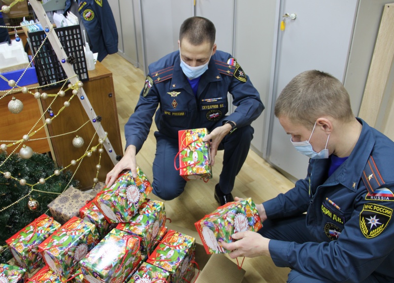 Дети из реабилитационного центра в Хабаровском крае получили от спасателей новогодние подарки