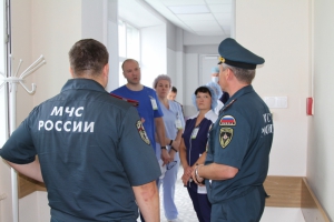 Из здания областной больницы в Новосибирске эвакуировали людей из-за задымления (видеокомментарий)