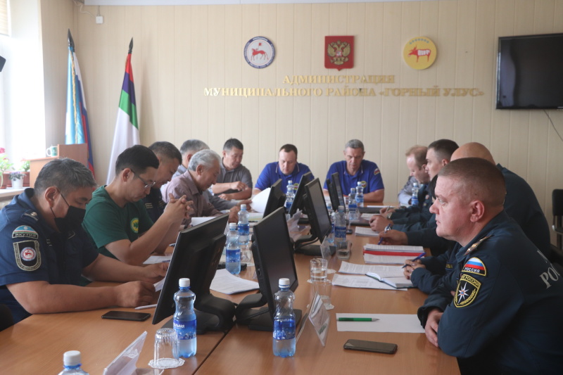 МЧС России продолжает работу по защите населенных пунктов от лесных пожаров в Якутии