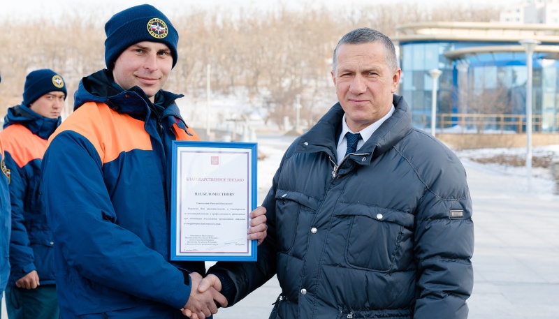 Вице-премьер РФ Юрий Трутнев наградил спасателей МЧС России, очистивших мост на остров Русский во Владивостоке