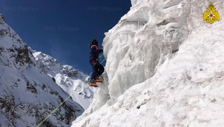 Спасатели Центра «Лидер» пришли на помощь альпинистке на Эльбрусе