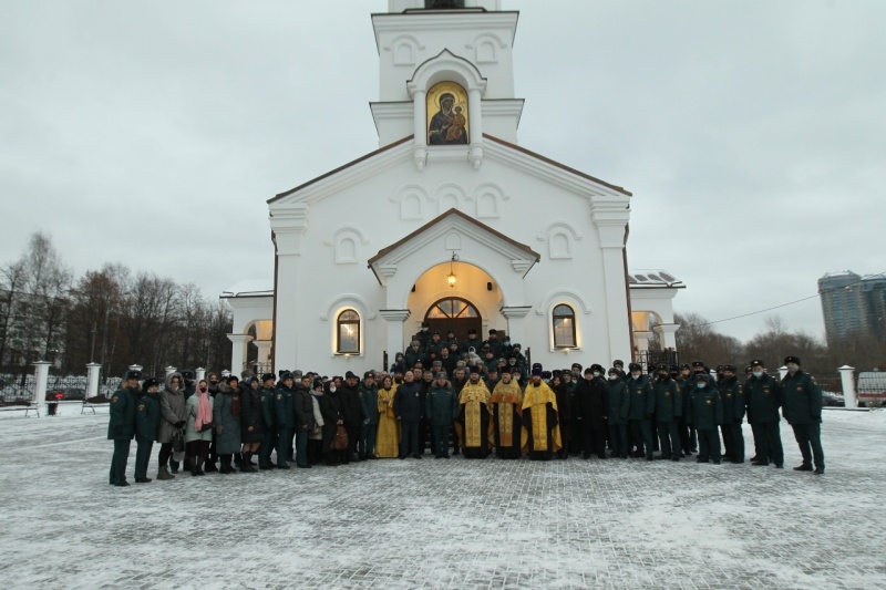 В Москве в храме Смоленской иконы Божьей Матери состоялся торжественный молебен по случаю 30-летия МЧС России