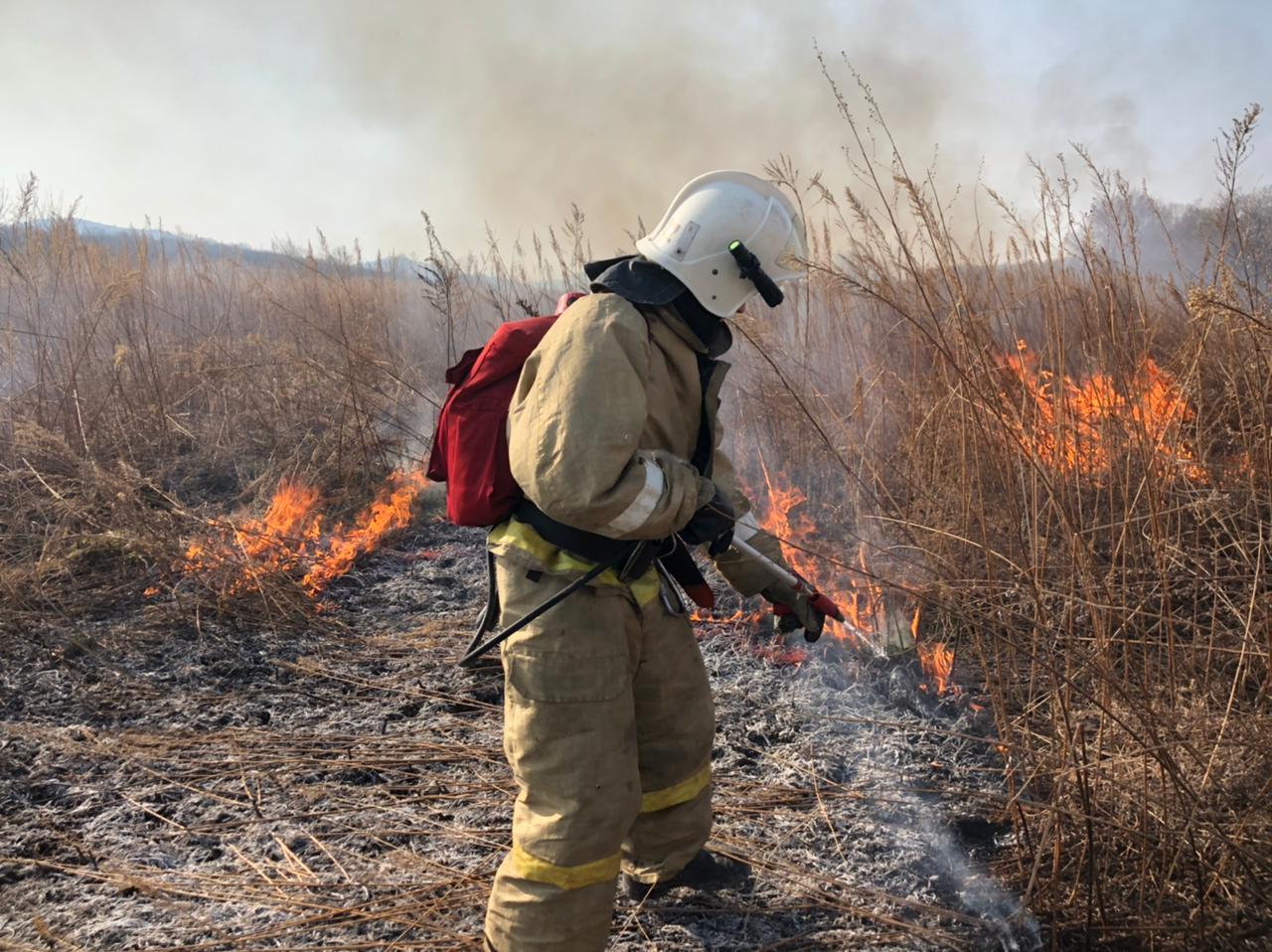 МЧС России обеспечивает безопасность населенных пунктов от природных пожаров