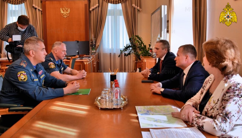 Первый заместитель Министра МЧС России Александр Чуприян и Губернатор Тюменской области Александр Моор обсудили ситуацию с пожарами в регионе