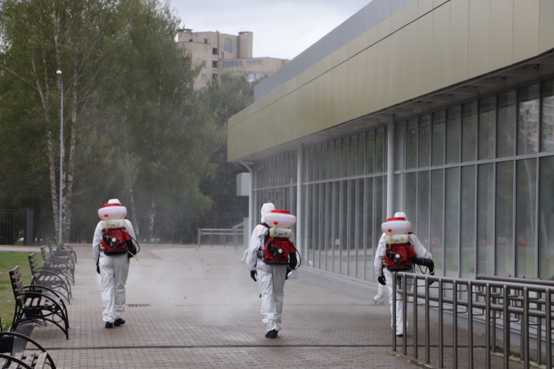 Специалисты Центра по проведению спасательных операций особого риска «Лидер» проводят дезобработку социально значимых объектов города Владимира