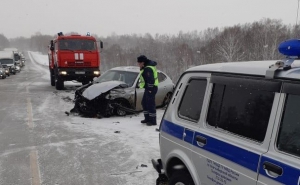 В Новосибирской области сотрудники МЧС России эвакуировали двух человек из автомобилей, попавших в ДТП