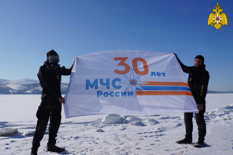 Магаданские спасатели установили флаг 30-летия МЧС России на дне Охотского моря