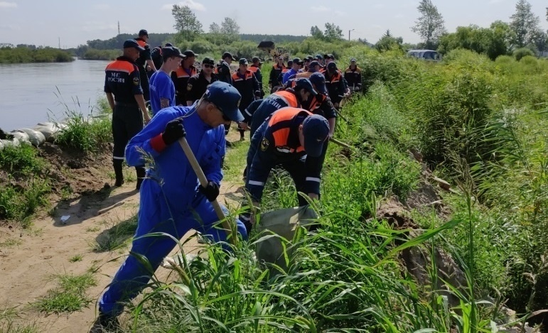 Амурские спасатели проводят превентивные мероприятия по защите жилых домов и территорий от паводка