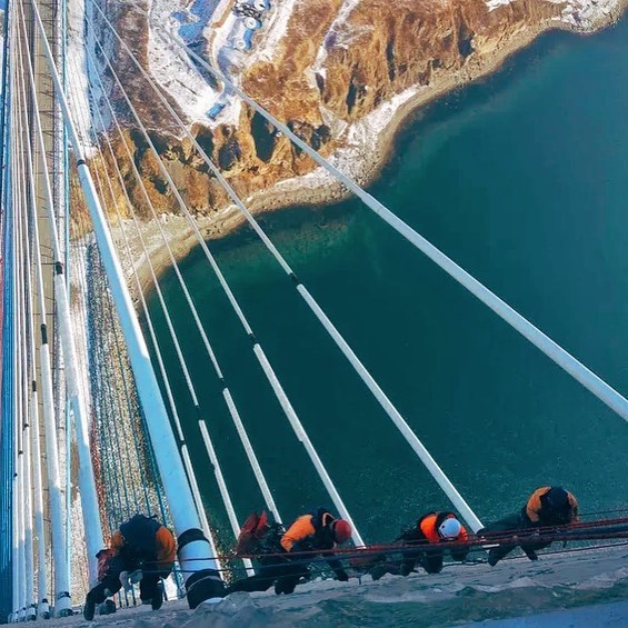 Специалистами МЧС России и промышленными альпинистами завершена очистка вант и пилонов Русского моста в Приморском крае