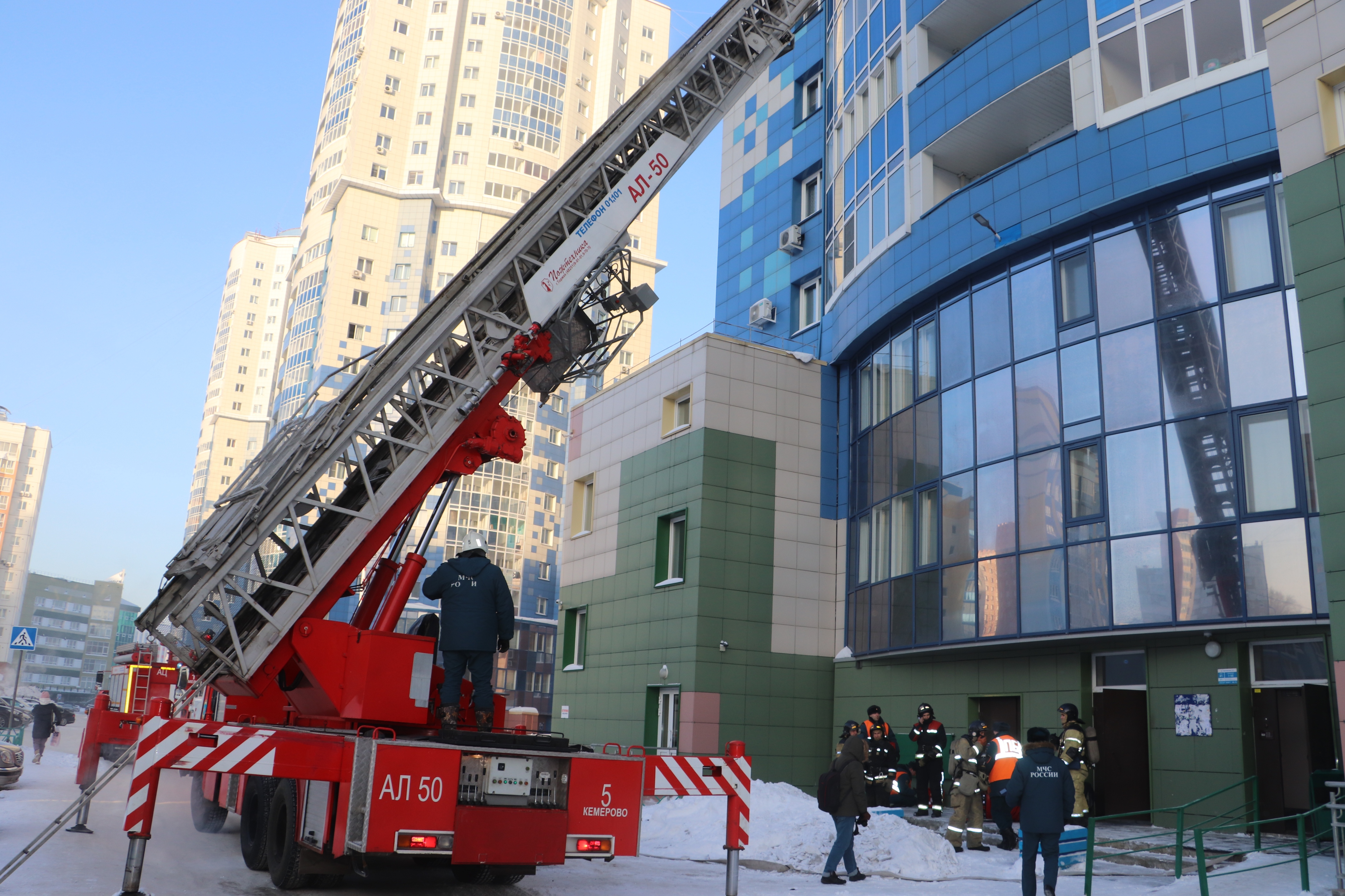 В Кемерово сотрудники МЧС России отработали действия по спасению людей на пожаре в высотном здании