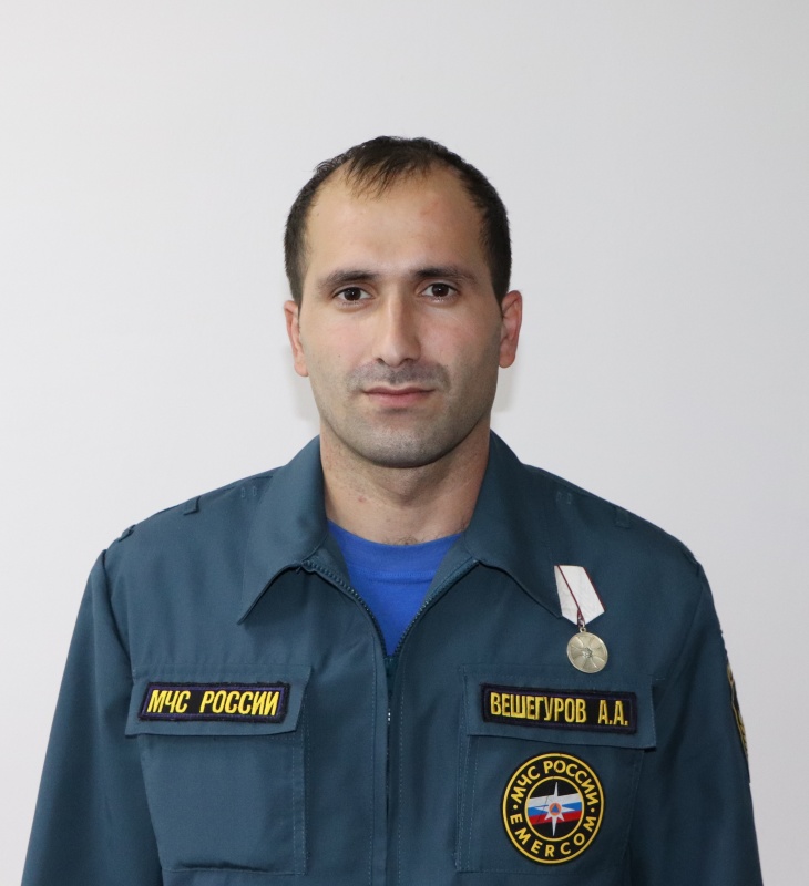 Пожарный Анзор Вешегуров из Ингушетии награжден медалью «За спасение погибавших»