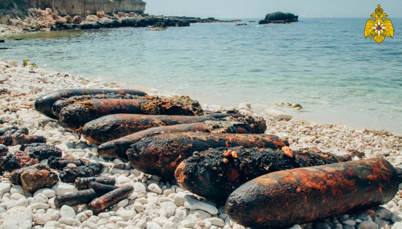 Под водой и на суше: две пиротехнические операции одновременно провели в Севастополе сотрудники МЧС России (видео)