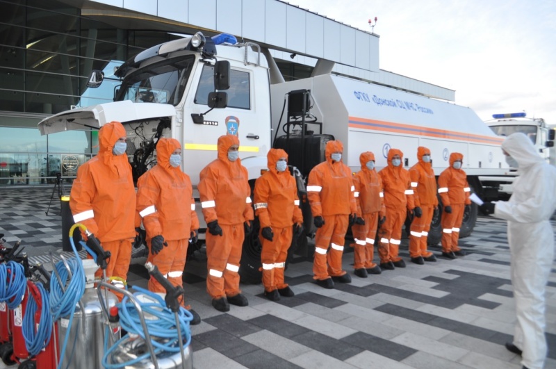 Подразделения Донского спасательного центра МЧС России провели санобработку в международном аэропорту Платов