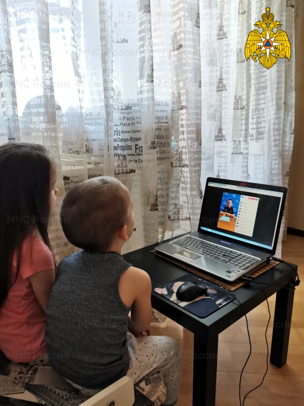 Сотрудники МЧС России в День защиты детей провели онлайн уроки безопасности и праздничные представления