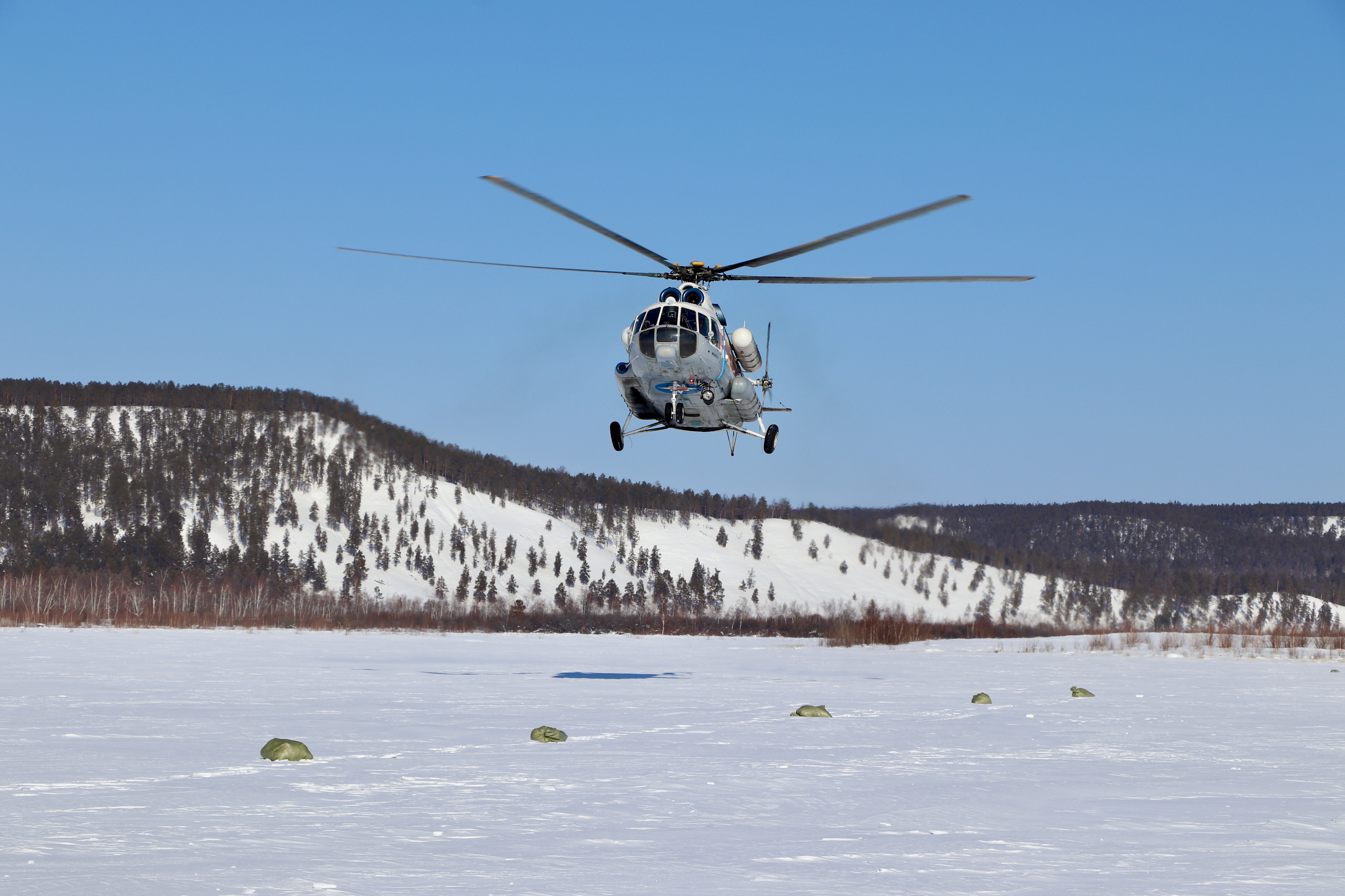 Спасатели и авиаторы МЧС России провели тренировку по  ликвидации заторов на реках Якутии