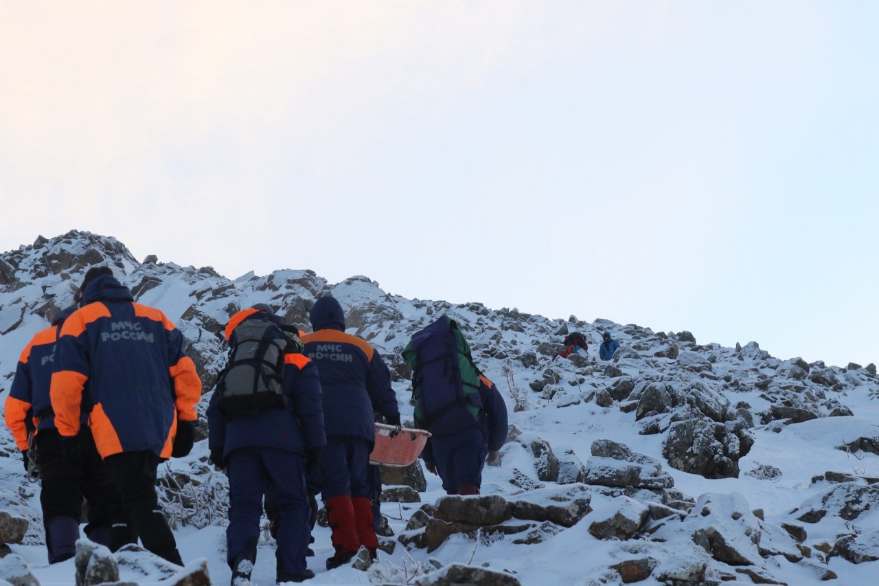 Спасатели МЧС России на вертолете эвакуировали с горного хребта травмированного туриста