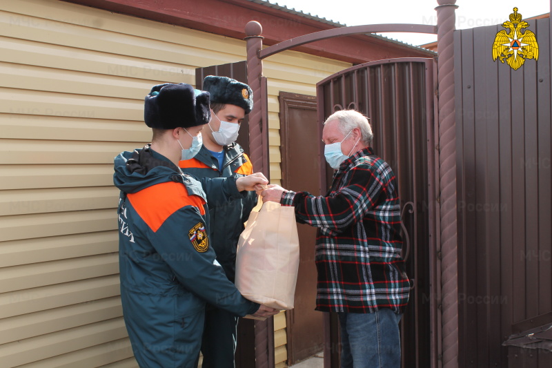 Сотрудники МЧС России оказывают помощь ветеранам ведомства в период самоизоляции