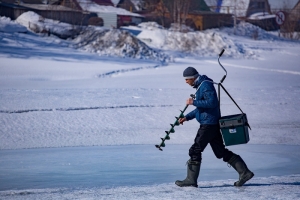 МЧС призывает жителей не рисковать жизнью на хрупком льде