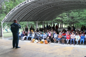 Концерт с полезными знаниями. Более 300 детей обучили навыкам безопасности